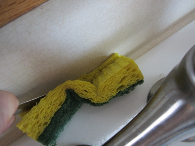 Knife & sponge in hard to reach places